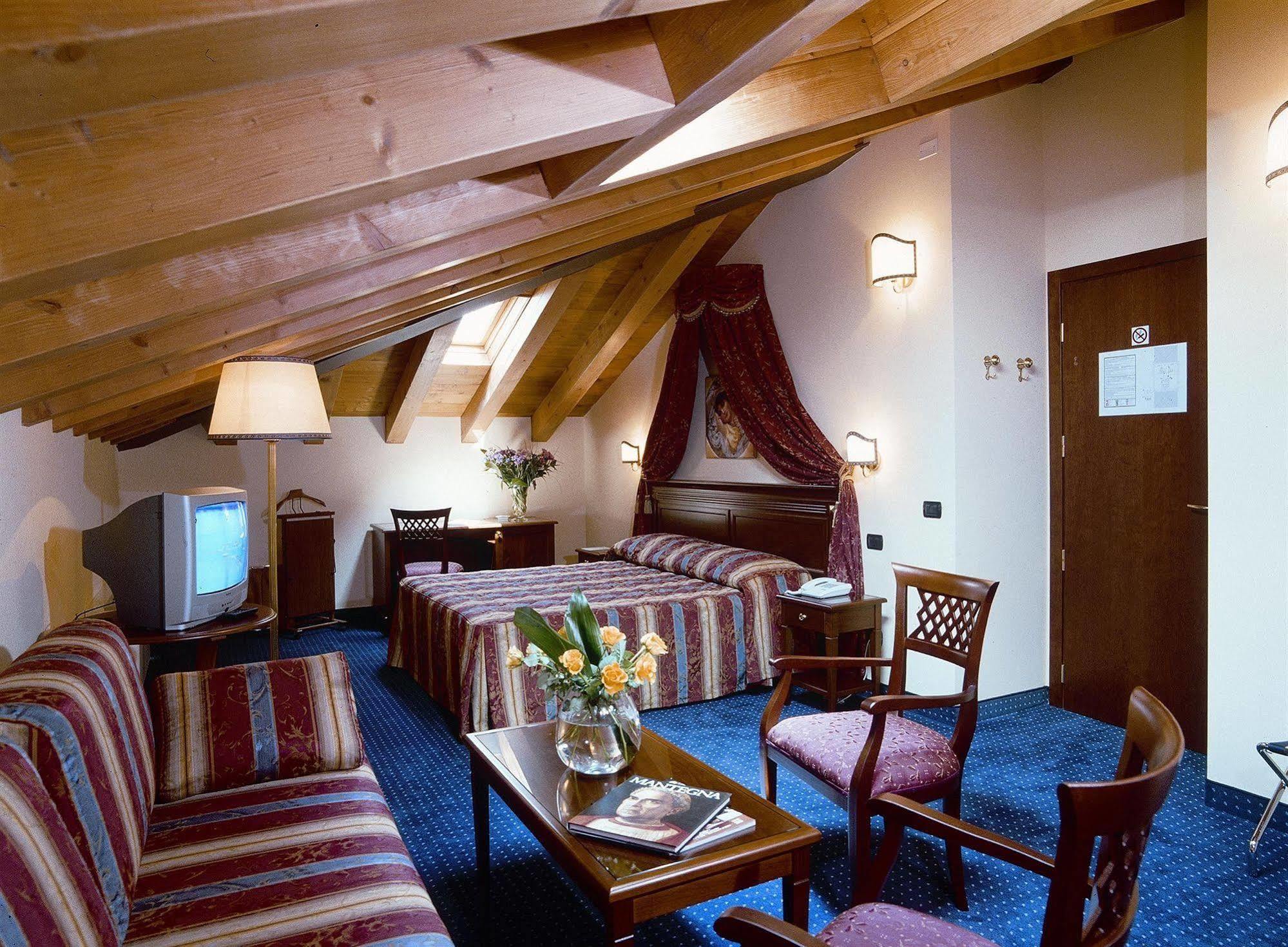 Hotel Villa Dei Carpini โอแดร์โซ ภายนอก รูปภาพ